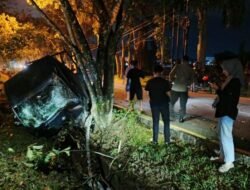 Mobil Bak Terbuka Terguling, Satu Penumpang Kritis
