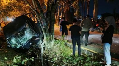 Mobil Bak Terbuka Terguling, Satu Penumpang Kritis