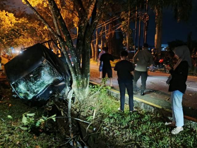 Mobil Bak Terbuka Terguling, Satu Penumpang Kritis