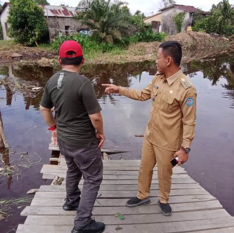 Jembatan Kayu di Mega Timur Roboh, Warga Melintas Tercebur ke Sungai