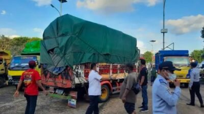 Supir Truk Demo Tolak Zero ODOL di Kantor Gubernur Kalbar