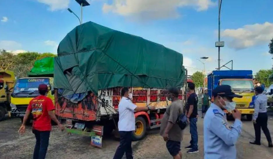 Supir Truk Demo Tolak Zero ODOL di Kantor Gubernur Kalbar