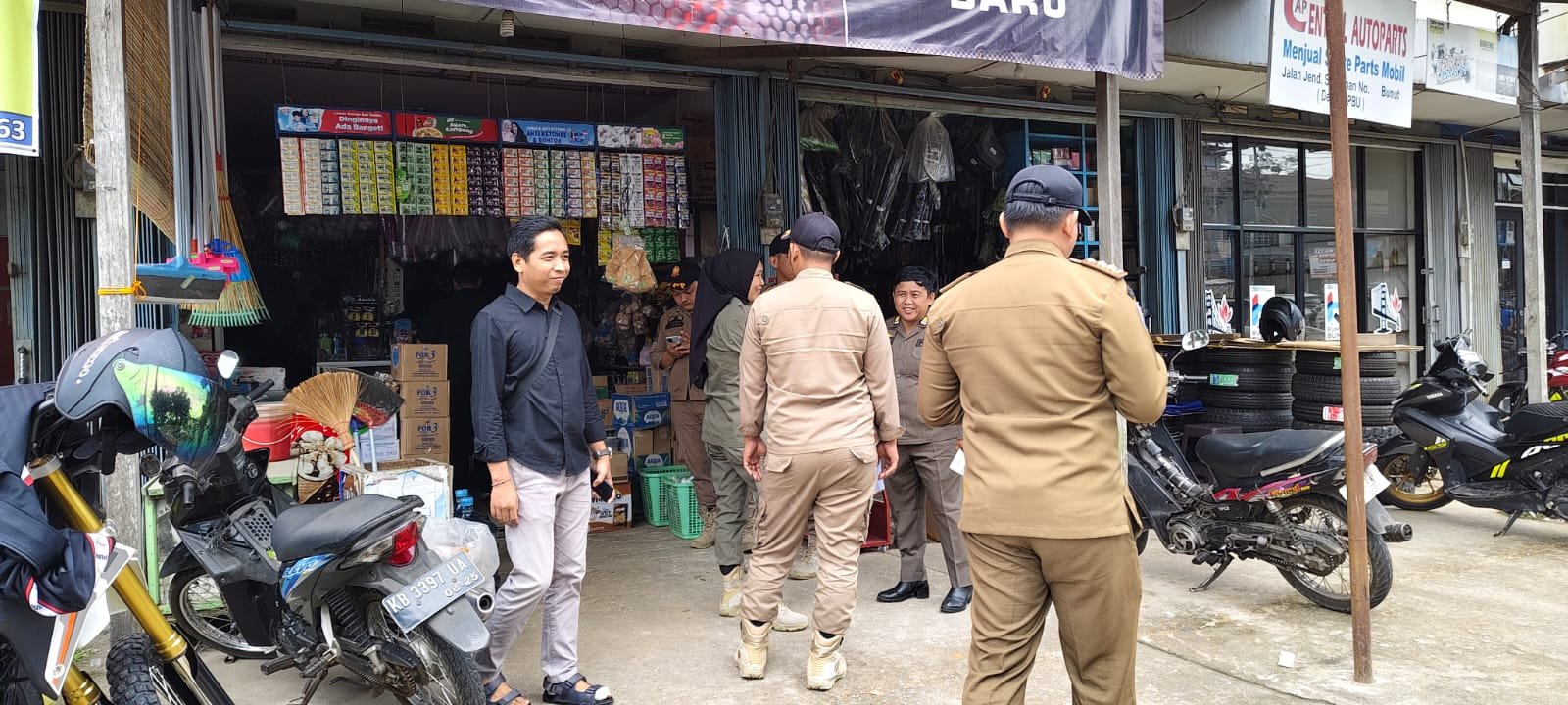 Razia Toko Kelontong Temukan Empat Bungkus Rokok Era