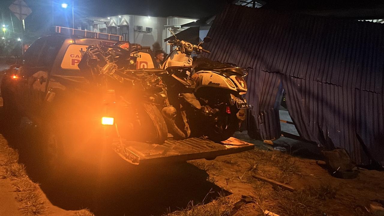 Pengunjung Warung Tewas Dihantam Bus