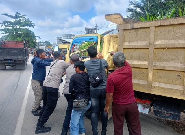 Adu Banteng Truk di Tayan Hulu, Satu Motor Ikut Jadi Korban