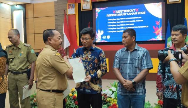 BPN Serahkan 5.395 Sertipikat Tanah. Ontot: Tanah Jangan Dijual