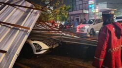 Tiga Mobil Tertimpa di Parkiran Pizza Hut Tertimpa Seng