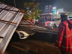 Tiga Mobil Tertimpa di Parkiran Pizza Hut Tertimpa Seng