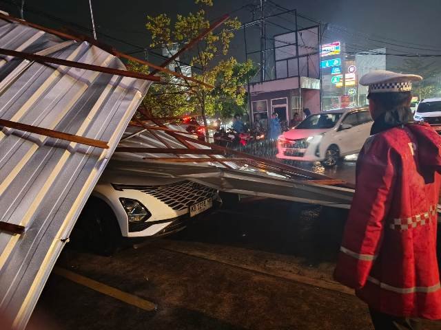 Tiga Mobil Tertimpa di Parkiran Pizza Hut Tertimpa Seng