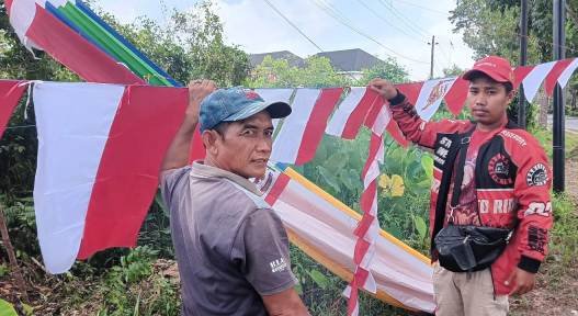 Pedagang Bendera Bingung Warga Cari Bendera One Piece