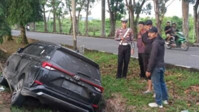 Anak Istri Syok Mobil Tabrak Trotoar