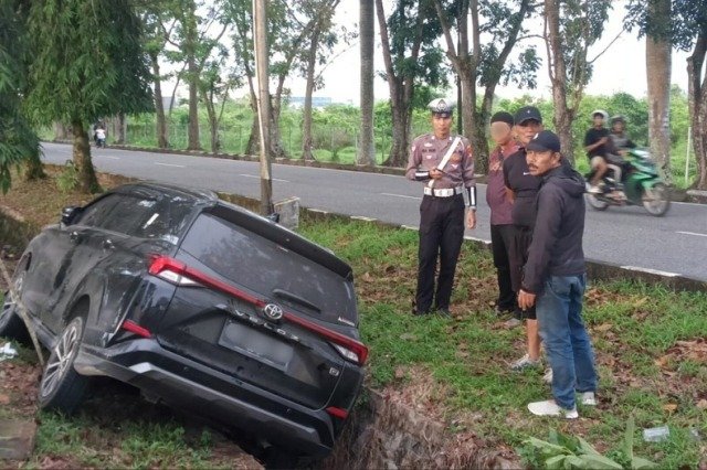 Anak Istri Syok Mobil Tabrak Trotoar