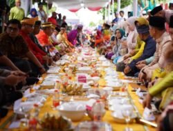 Warga Ritual Robo-robo Sepanjang 1,3 Km