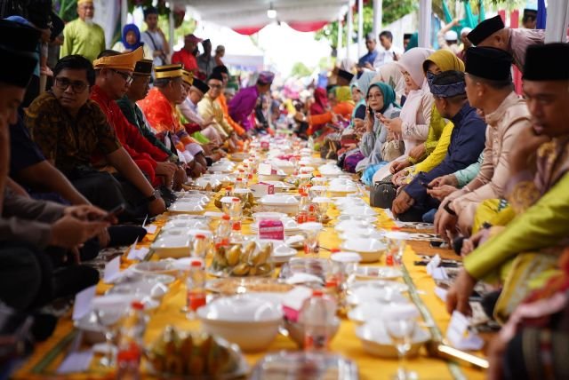 Warga Ritual Robo-robo Sepanjang 1,3 Km