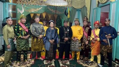 Raja Mempawah Anugrahkan Darjah Kekerabatan Kepada Frangki Kaunang