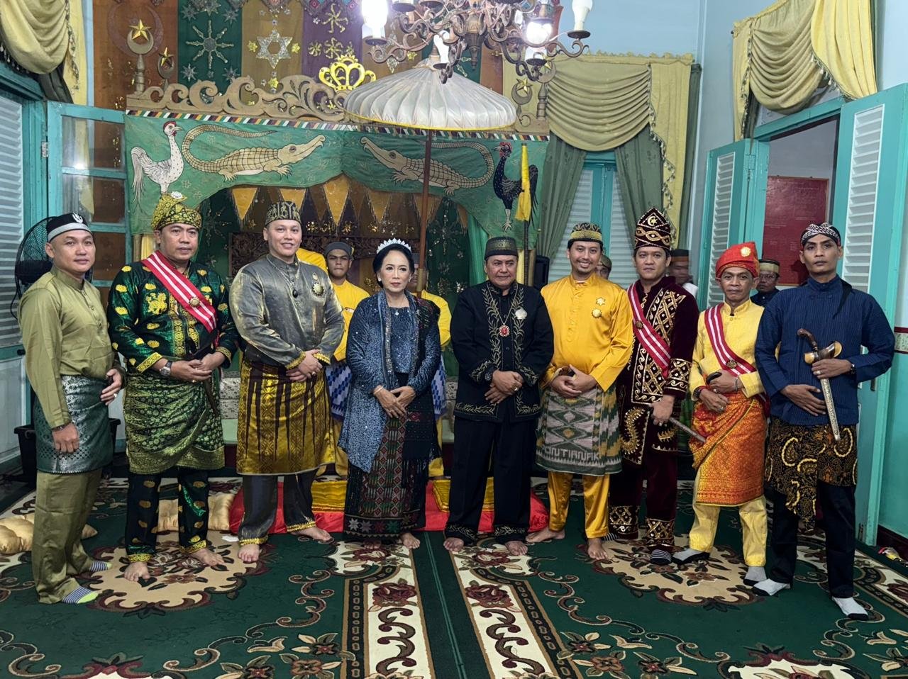 Raja Mempawah Anugrahkan Darjah Kekerabatan Kepada Frangki Kaunang