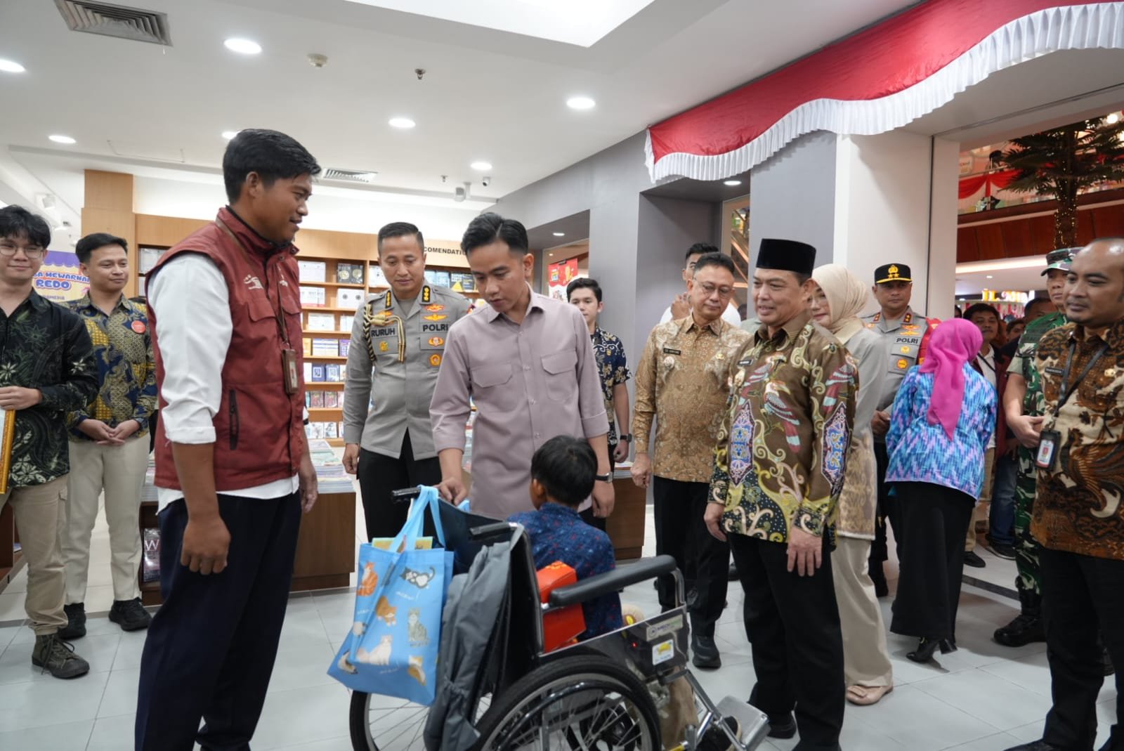 Gibran Ajak Anak Yatim dan Siswa Sekolah Rakyat Beli Buku di Mega Mal