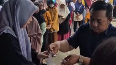 1.000 Paket Sembako Dijual Rp90 Ribu Ludes Diserbu Warga