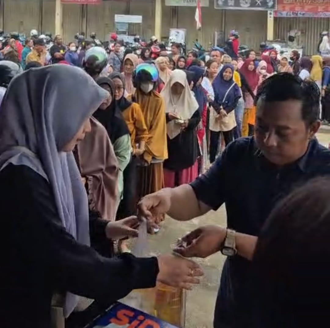 1.000 Paket Sembako Dijual Rp90 Ribu Ludes Diserbu Warga