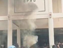 Mahasiswa Geruduk DPRD Kalbar Protes Tunjangan Dewan Naik, Pajak Naik, Rakyat Tersiksa