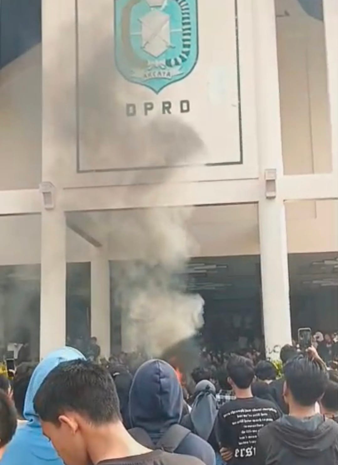 Mahasiswa Geruduk DPRD Kalbar Protes Tunjangan Dewan Naik, Pajak Naik, Rakyat Tersiksa