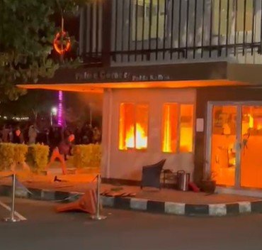 Demo di Pontianak, Pos Polisi Dibakar dan Fasum Dirusak