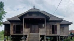 Yayasan Kolase kembali menyelenggarakan Kolase Journalist Camp (KJC) 2025. Perhelatan akbar para jurnalis Kalbar kali ini mengusung tema “Ragam Hayati Kekuatan Kita”. KJC-2025 rencananya akan digelar di Rumah Budaya Kampung Caping, Kelurahan Bansir Laut, Kota Pontianak, Kalimantan Barat (Kalbar) pada 22-24 Agustus 2025. Foto: tmB/berkatnewstv