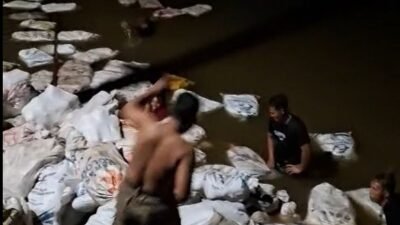 Sebuah kapal motor pengangkut kopra bernama KM King karam di perairan Padang Tikar Satu, Kecamatan Batu Ampar, Kabupaten Kubu Raya, Kalbar, pada Minggu (17/8/2025) sore. Kapal yang mengangkut sekitar 23 ton kelapa itu karam saat tengah melakukan bongkar muat akibat cuaca buruk dan gelombang tinggi. Foto: ist/berkatnewstv