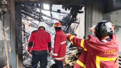 Kebakaran menghanguskan sebuah rumah kos di Jalan Amaliyah, Gang Amal, Dusun Kapuas, Desa Sungai Ringin. Kejadian ini mengakibatkan tiga penghuni kos mengalami luka-luka, Senin (18/8/2025). Foto: egi/berkatnewstv