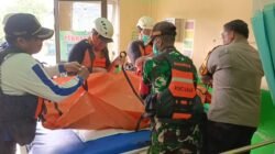 Setelah tiga hari dilakukan pencarian oleh Tim SAR gabungan, akhirnya jasad Hendra (21) pemuda dari Dusun Sakek Desa Sampuro Kecamatan Mempawah Hulu Kabupaten Landak berhasil ditemukan, Senin (18/8/2025). Foto: SAR/berkatnewstv