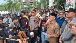 Gubernur Kalbar, Ketua DPRD dan Kapolda Temui Massa. Ibarat Anak Sampaikan Keluhan