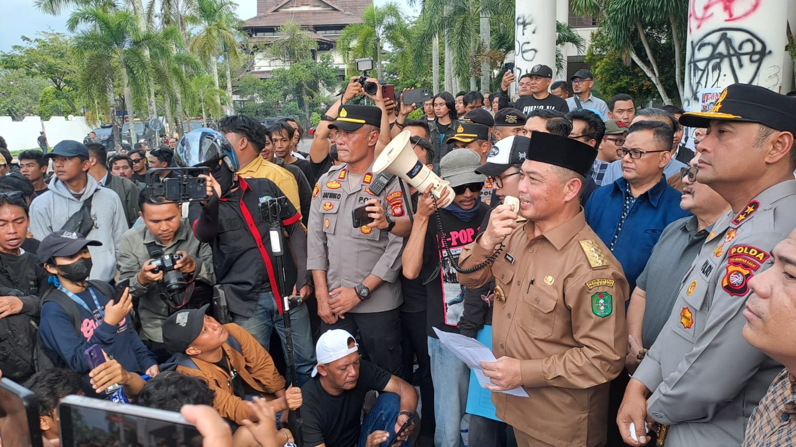 Gubernur Kalbar, Ketua DPRD dan Kapolda Temui Massa. Ibarat Anak Sampaikan Keluhan