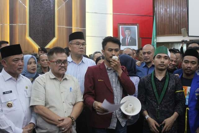 10 Tuntutan Aksi Massa Diantaranya Kecewa Dengan DPRD