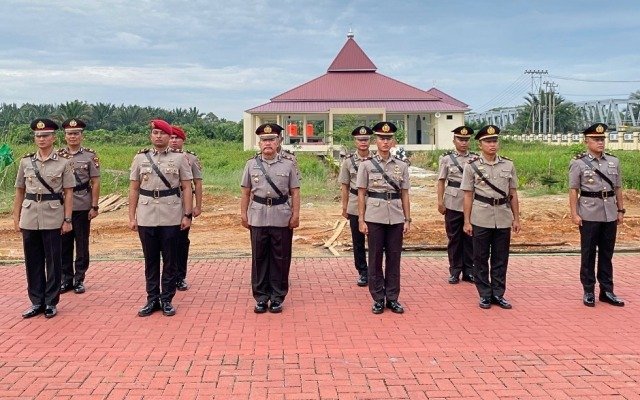 Kasat dan Kapolsek di Polres Kubu Raya Dimutasi. Kapolres Ingatkan Jaga Marwah
