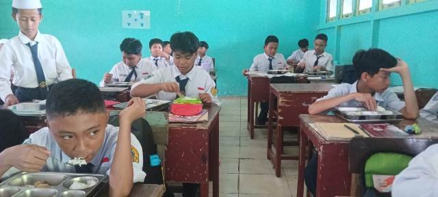 Sandwich Menu Favorit MBG Murid SMPN 4 Sui Raya