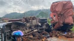 Kecelakaan Beruntun Dum Truk Pengangkut Sawit Hingga Terbalik