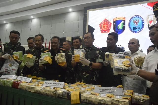 Kodam Serahkan 63 Kg Sabu dan Liquid Narkotika ke BNNP Kalbar. Jaringan Pelaku Masih Dilacak