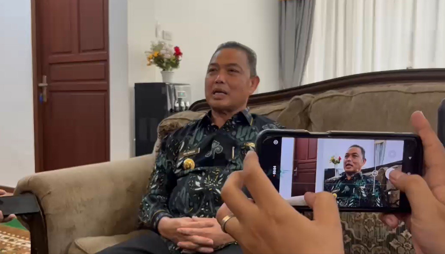 Gubernur Kalbar Ria Norsan saat diwawancarai wartawan Jumat (26/9/2025) akui tiga rumahnya telah digeledah oleh Komisi Pemberantasan Korupsi (KPK) selama dua hari berturut-turut yakni dari Rabu (24/9) dan Kamis (25/9) kemarin. Foto: rob/berkatnewstv