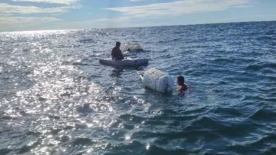 Perahu Dihantam Gelombang, Tiga Nelayan Terapung di Laut