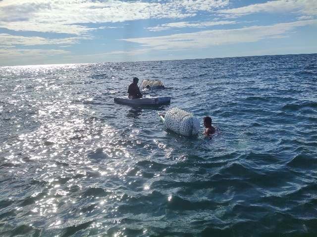 Perahu Dihantam Gelombang, Tiga Nelayan Terapung di Laut