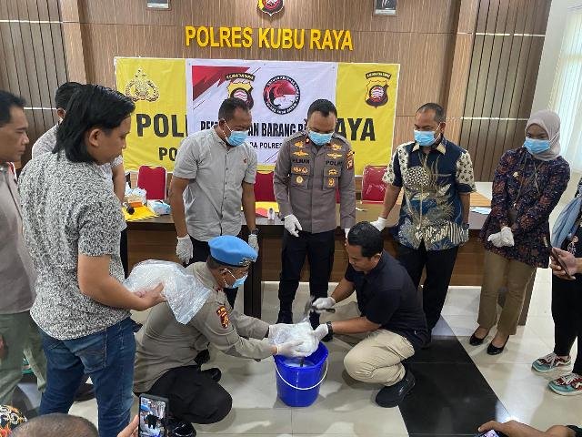 1,98 Kg Sabu Diselundupkan Lewat Bandara Supadio
