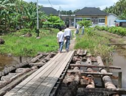 Jembatan Kelapa Menuju SMKN 2 Tenggelam Saat Air Pasang