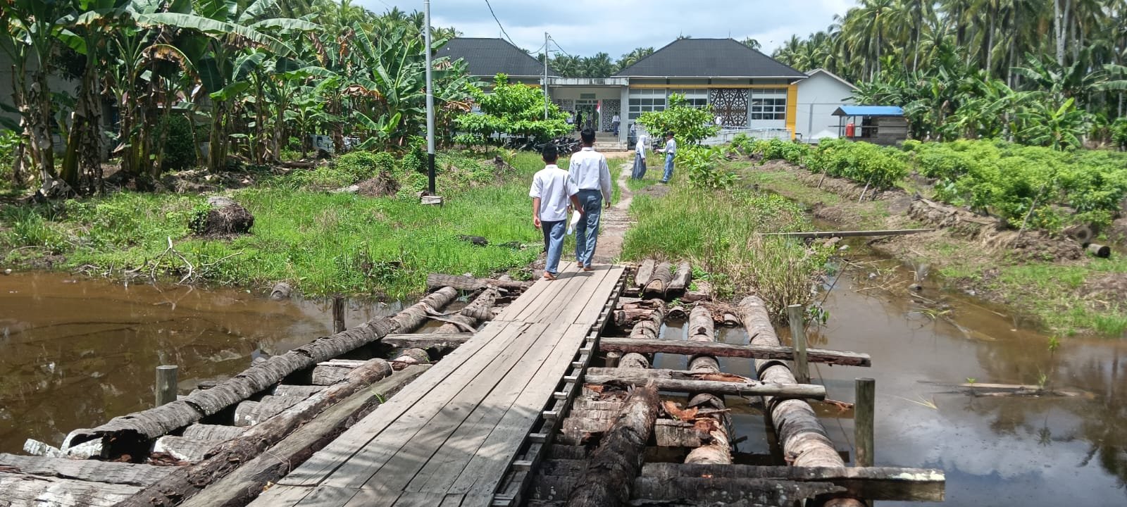 Jembatan Kelapa Menuju SMKN 2 Tenggelam Saat Air Pasang