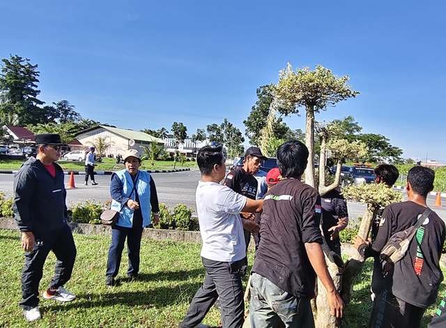 Konflik Gerbang Berakhir, Sujiwo - Angkasa Pura Kembali Akur Lewat Tanam Pohon