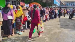 Ribuan Warga Antre Beli Sembako Murah Rp90 Ribu. Tujuh Ton Beras Disiapkan