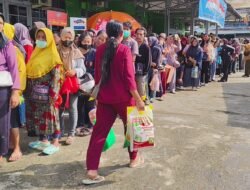 Ribuan Warga Antre Beli Sembako Murah Rp90 Ribu. Tujuh Ton Beras Disiapkan