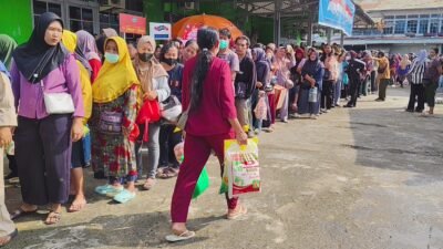 Ribuan Warga Antre Beli Sembako Murah Rp90 Ribu. Tujuh Ton Beras Disiapkan