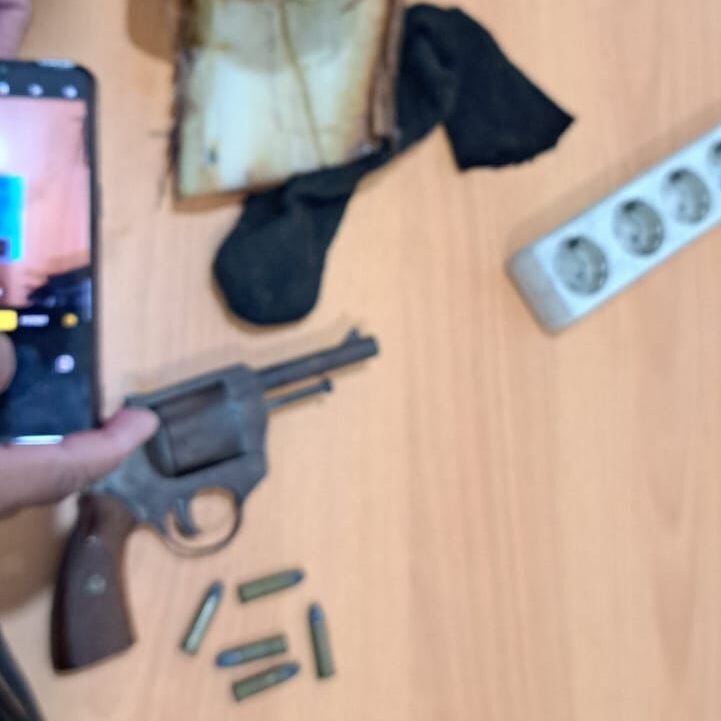 Seorang penumpang KM Bukit Raya diamankan lantaran membawa pistol rakitan dan lima peluru. Ia diamankan oleh petugas Pelabuhan Dwikora pada Selasa (28/10/2025). Foto: ego/berkatnewstv