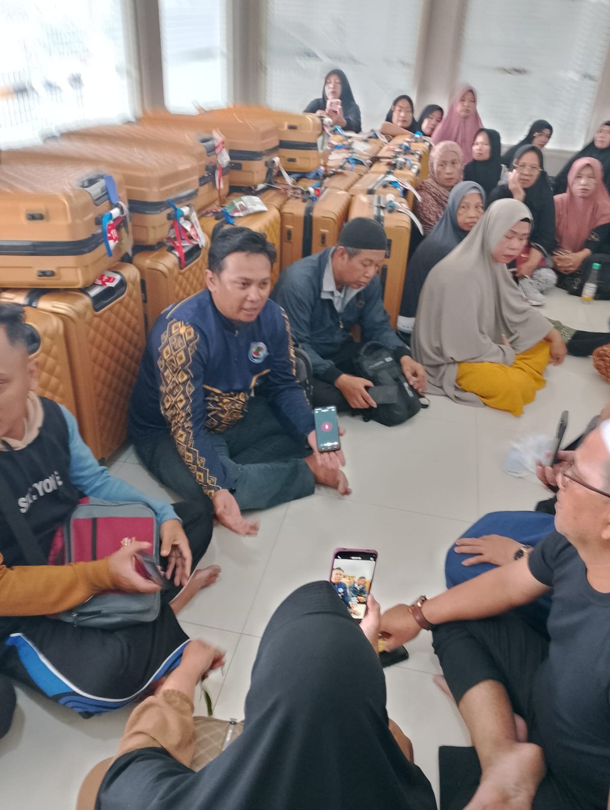 187 Jemaah Umroh Kalbar Gagal Berangkat dan Terlantar di Surabaya