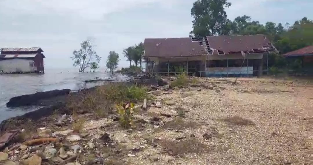SDN 12 di Kuala Karang Roboh Terkikis Abrasi, Sisa Dua Kelas Masih Bertahan
